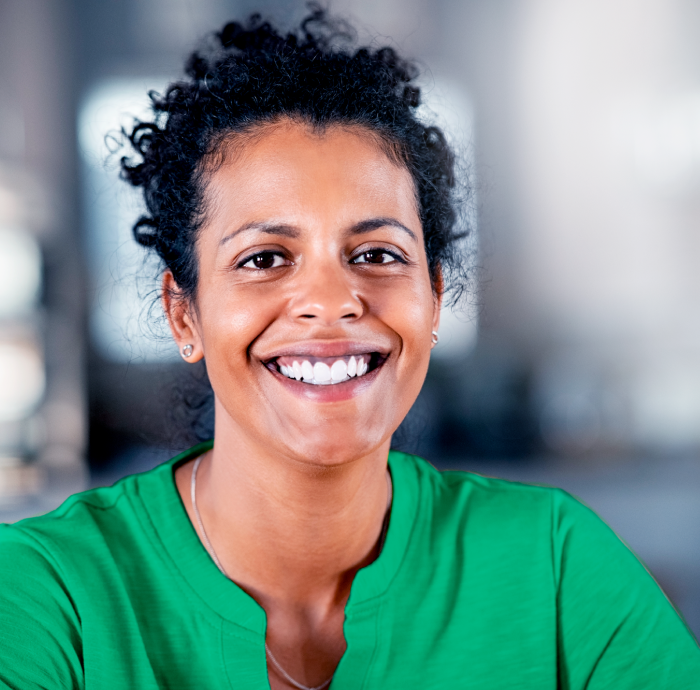 Pessoa com um dispositivo celular na mão