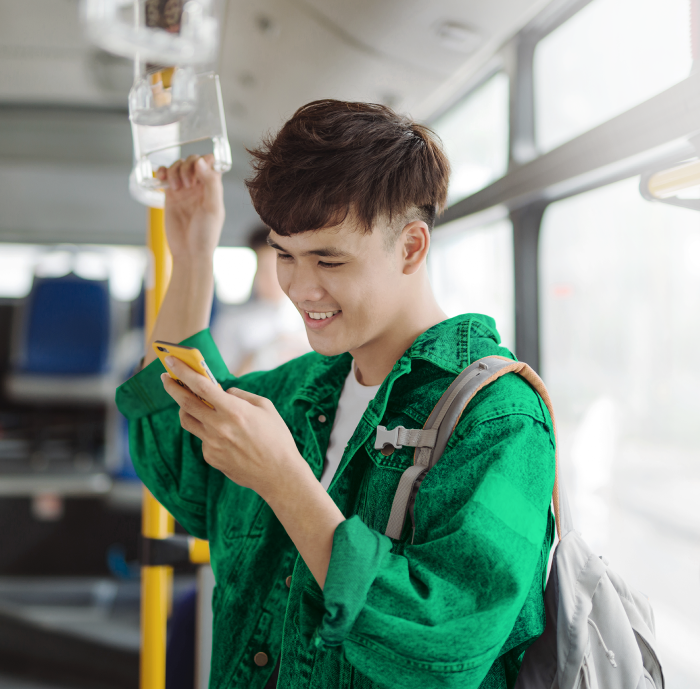 Pessoa com um dispositivo celular na mão
