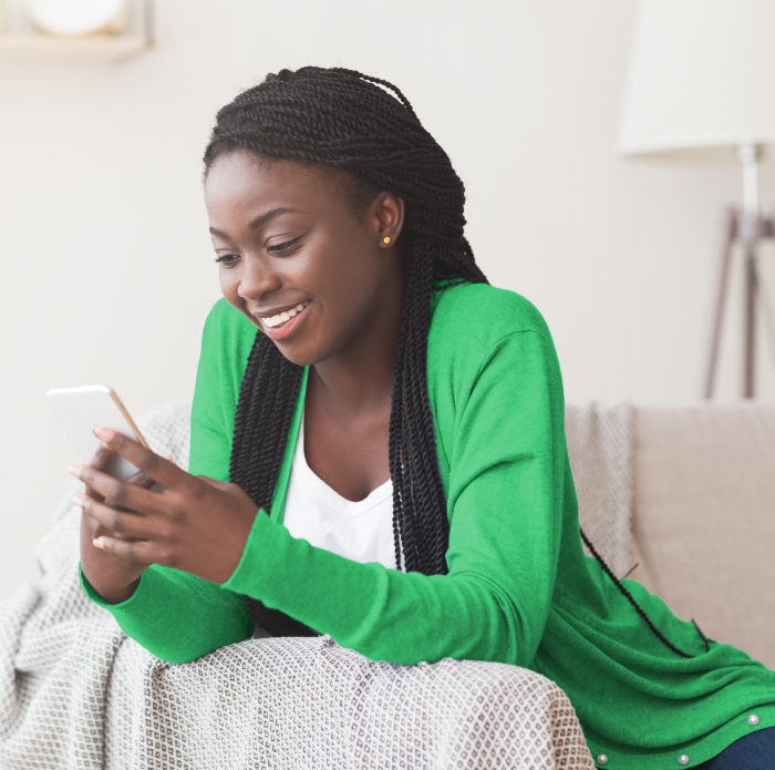 Pessoa com um dispositivo celular na mão