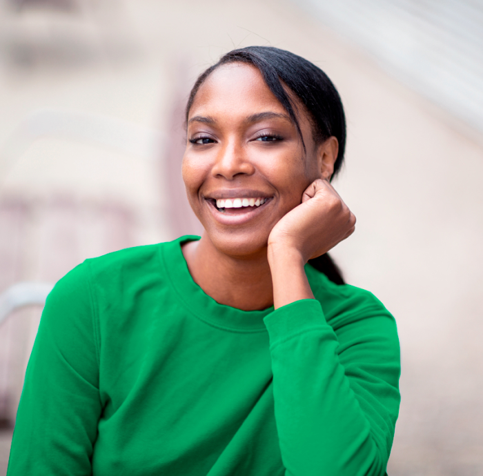 Pessoa com um dispositivo celular na mão