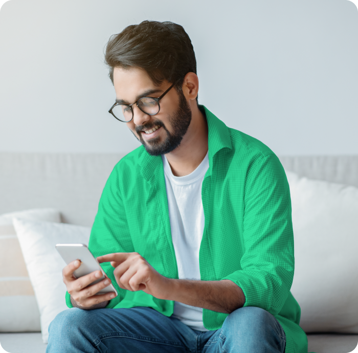 Pessoa com um dispositivo celular na mão