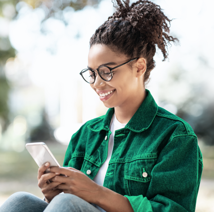 Pessoa com um dispositivo celular na mão