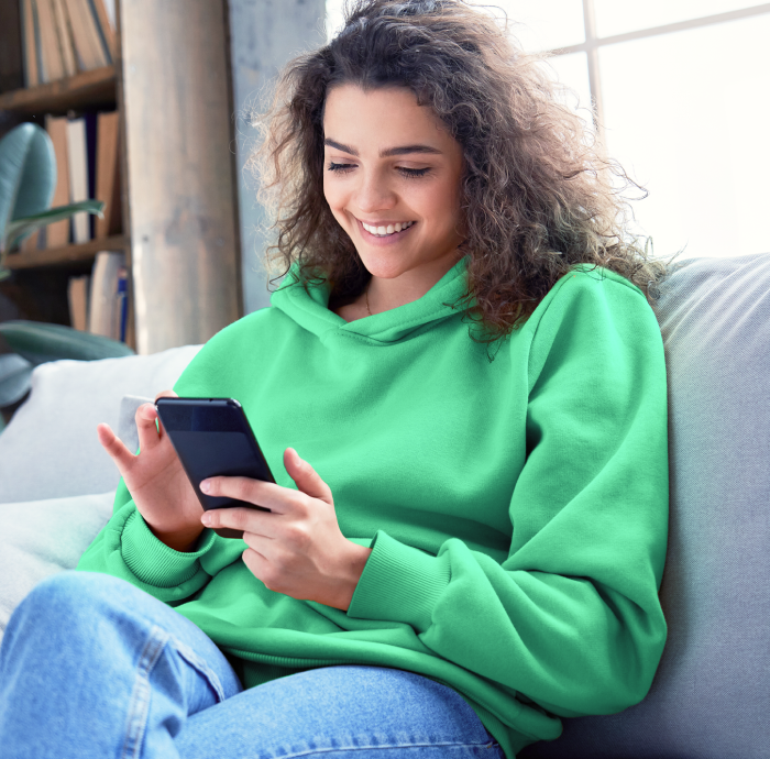 Pessoa com um dispositivo celular na mão