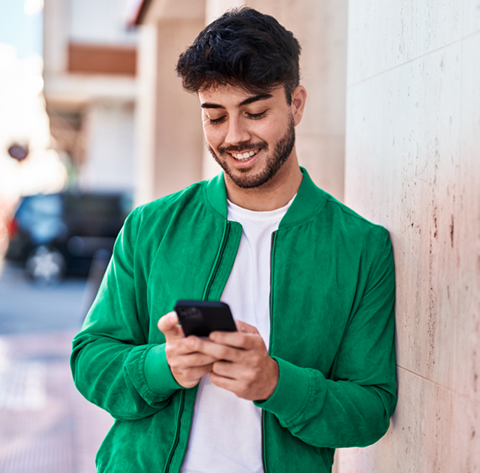 Pessoa com um dispositivo celular na mão